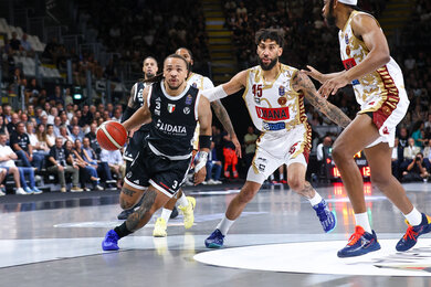 Virtus Bologna thắng lớn 98-79, san bằng tỷ số 1-1 trước Reyer Venezia