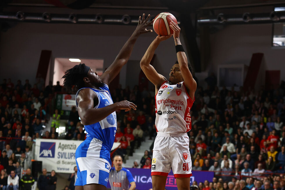 I 27 punti di Hands trascinano l'Openjobmetis Varese alla vittoria contro il Banco di Sardegna Sassari