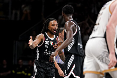 Virtus Bologna lội ngược dòng, trở thành đội thứ 7 vượt deficits 1-2 ở tứ kết