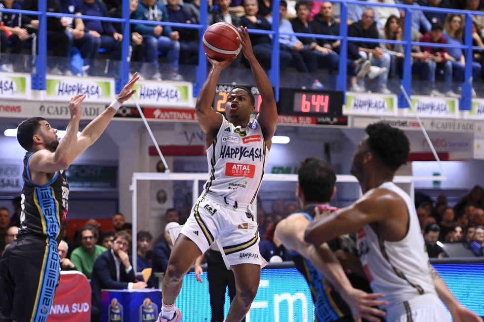 Washington e Sneed trascinano la Happy Casa Brindisi alla vittoria in volata sulla Vanoli Cremona