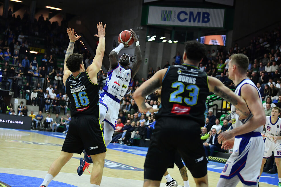La Nutribullet Treviso Basket batte in volata la Vanoli Basket Cremona per 97-94 guidata da un super Weber