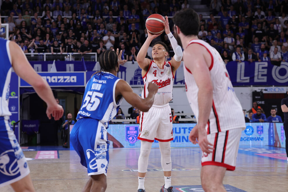 Ross segna il canestro della vittoria, la Pallacanestro Trieste vince Gara 1 sul campo della Germani Brescia (90-92)