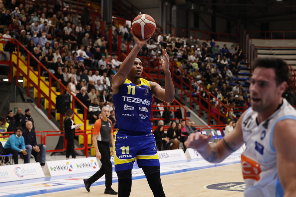 Xavier Johnson guida la Tezenis Verona alla vittoria sul campo della GeVi Napoli