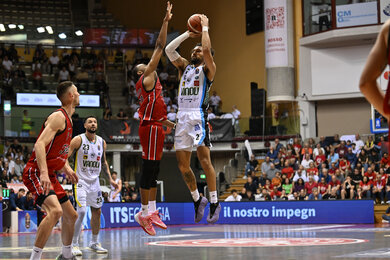 Willis và Anigbogu dẫn dắt Vanoli Cremona giành chiến thắng trên sân Trieste (89-94)