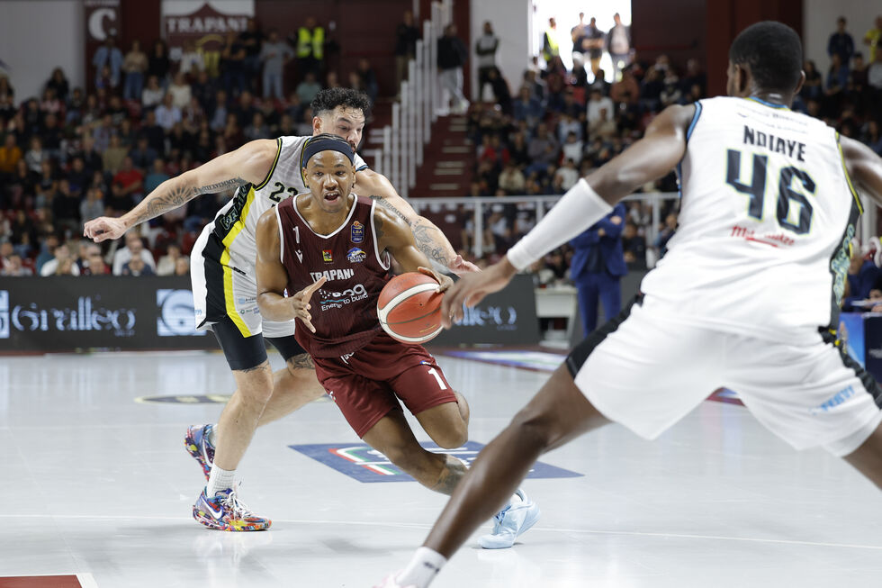 La Trapani Shark vince contro la Vanoli Basket Cremona nel lunch match guidata da Notae e Ford