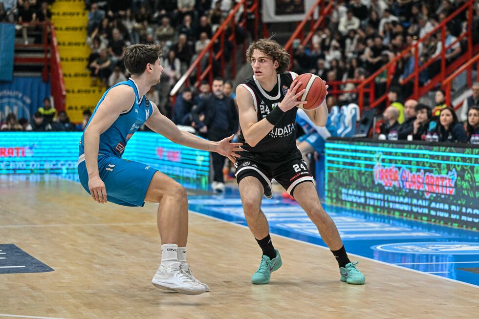 La Virtus Olidata Bologna sbanca il parquet della Guerri Napoli trainata da Diarra e Ferrari e si conferma in testa alla classifica (71-90)