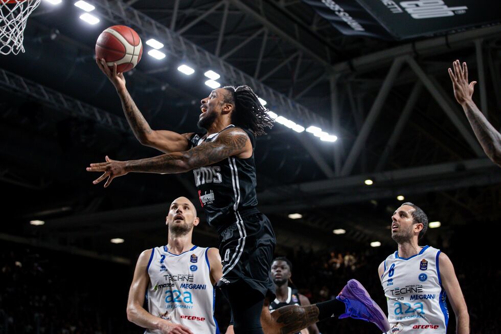 Conclusa Gara 1 delle LBA Finals Unipol tra Bologna e Brescia: la Virtus Segafredo vince per 90-87