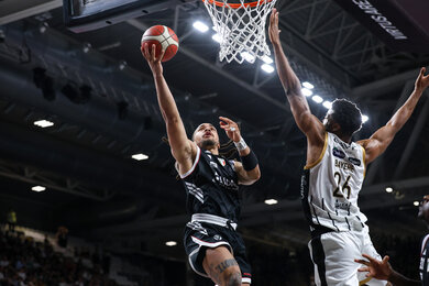 Edwards bùng cháy, Virtus Bologna thắng giòn giã Game 5 để vào bán kết