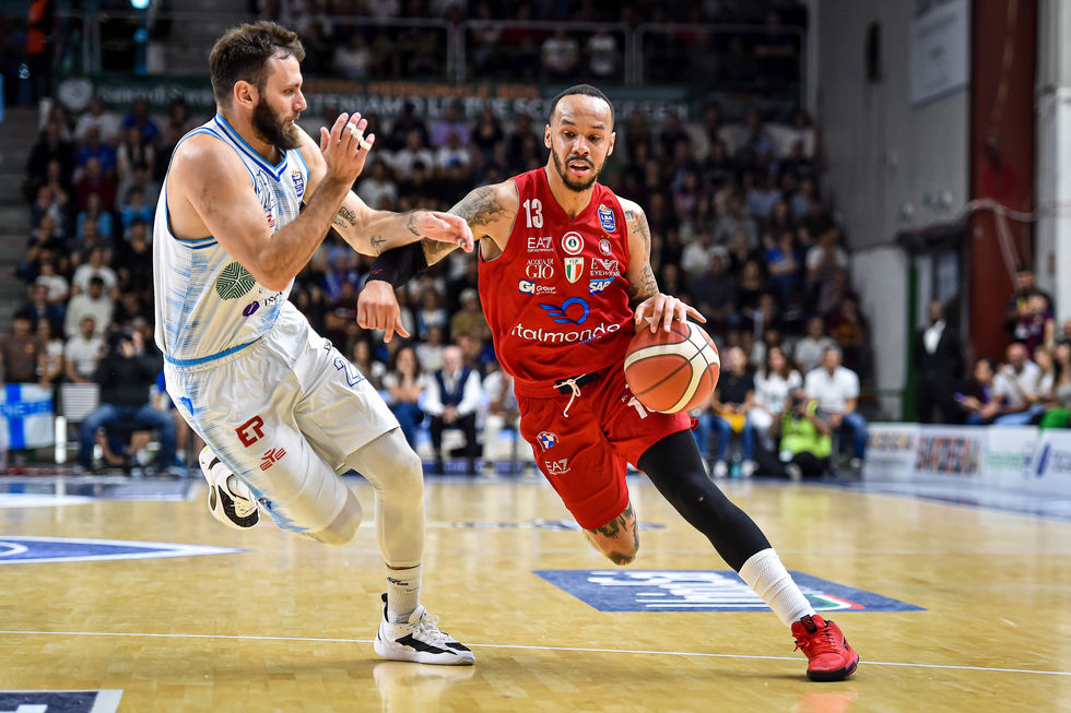 Con Shields e Napier sugli scudi, l'EA7 Emporio Armani Milano sbanca il parquet del Banco di Sardegna Sassari e chiude la serie sul 3-0 volando in finale