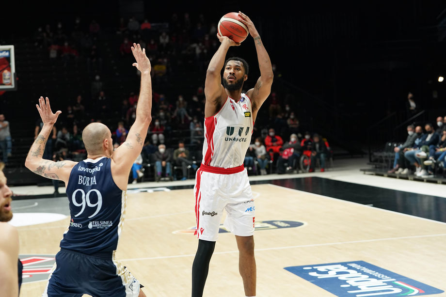 Hopkins e Larson impeccabili, la UNAHOTELS Reggio Emilia manda al tappeto la Fortitudo Kigili Bologna