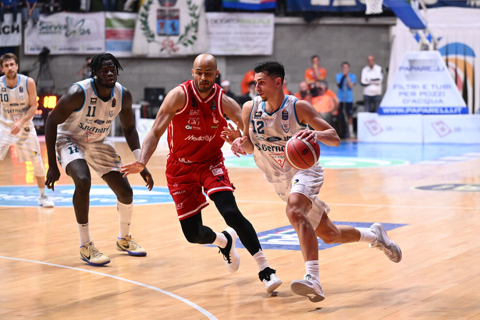 Il 174° derby EA7 Emporio Armani Milano - Acqua S.Bernardo Cantù (lunedì alle 20.00, live su LBATV e Sky Sport Basket) chiude il programma della 21ª giornata