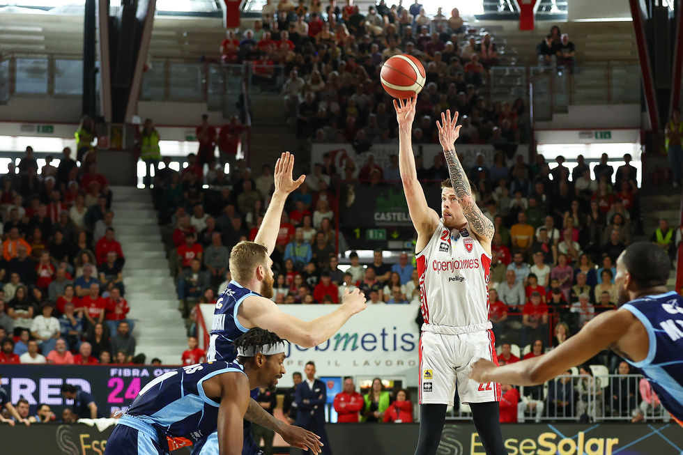 L'Openjobmetis Varese scappa nella ripresa e batte la Generazione Vincente Napoli Basket trascinata da McDermott e Mannion