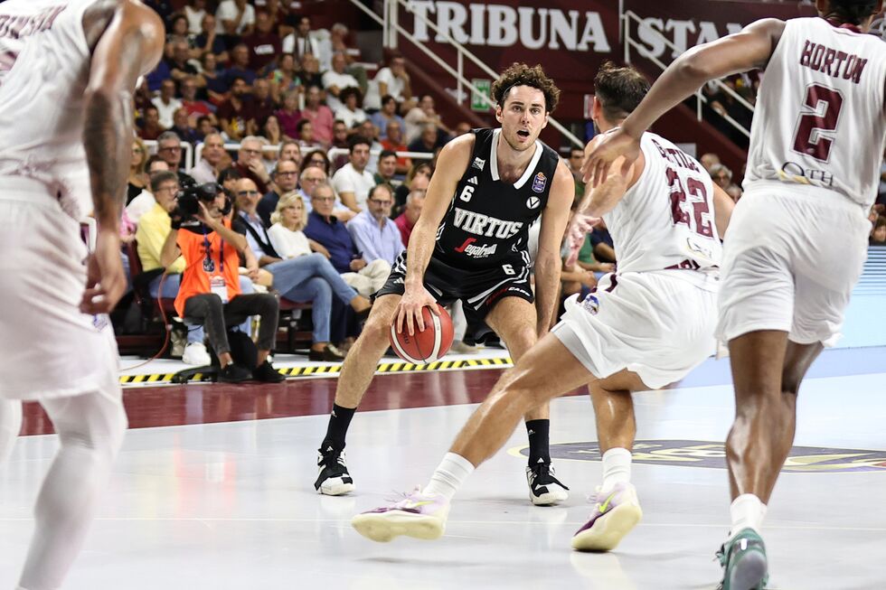 Pajola e Cordinier decisivi, la Virtus Segafredo Bologna si impone in volata sul parquet della Trapani Shark